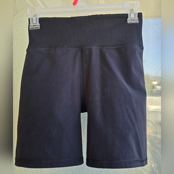 Vuori Pants - Vuori Women's Dark Bike Shorts